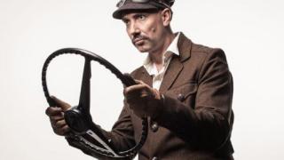Захари Бахаров напълни гушата като пеликан! Плащат му по 300 лева в минута