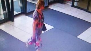 Виждали ли сте тази жена? Тя извърши нещо много гнусно в Бургас, полицията я издирва