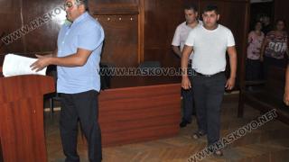 Катунарят Васил, посегнал на хасковски полицай, влезе като свободен човек в съда, но... (СНИМКИ)