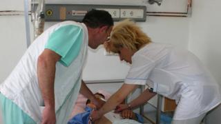 Петима софиянци се натъпкаха с кебапчета и пържени картофи в Несебър и сега много лошо им се пише