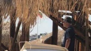 Валери Симеонов засечен на плажа на братя Диневи. Това ли е причината да няма проверки? 