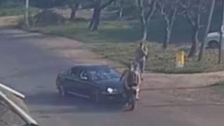 Моторист терминатор се заби в кола, прелетя през нея и оцеля (ВИДЕО)