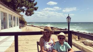 Венета Райкова в компанията на Патрик край Златни пясъци, показа и горещо тяло (СНИМКИ)