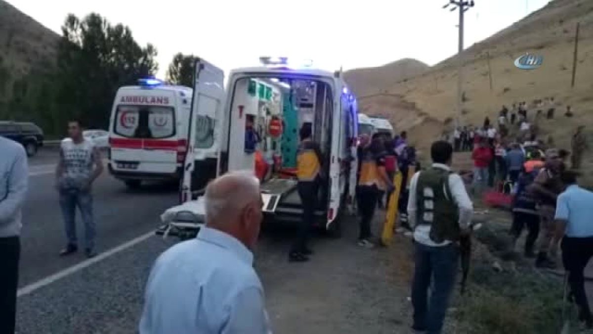 Извънредно в БЛИЦ! Автобус със съпартийци на Ердоган катастрофира тежко на път за Анкара, има много жертви и ранени (СНИМКИ/ВИДЕО)
