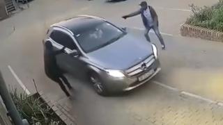 Страшен екшън! Въоръжена банда вкара в капан шофьор на Мерцедес, но той прояви смелост и ето какво се случи (ВИДЕО)