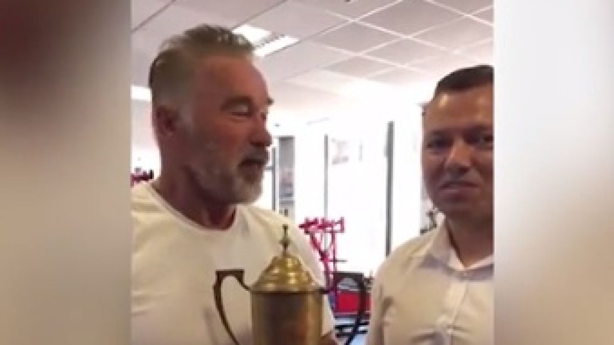 Фен върна на Шварценегер трофей, откраднат от актьора преди 50 години (ВИДЕО)