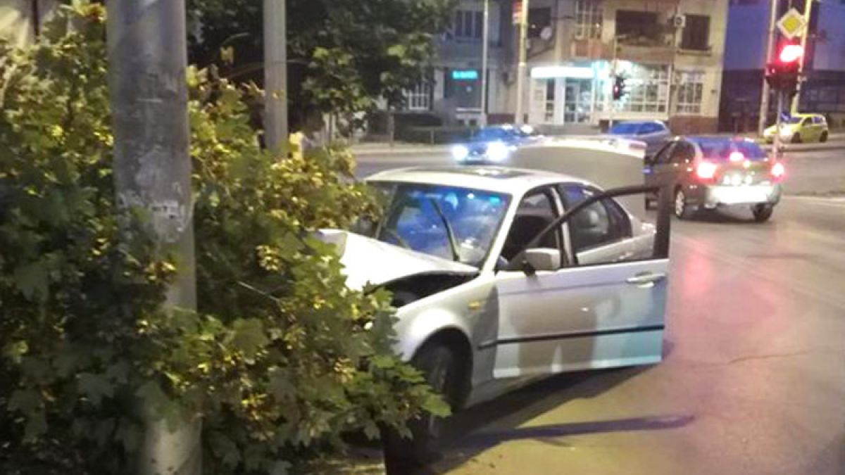 Младеж с БМВ се заби в дърво и го отсече