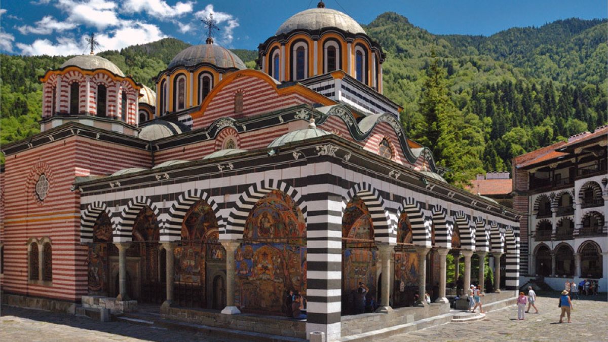  Стотици вярващи се събират за среднощно бдение в Рилския манастир (ВИДЕО)