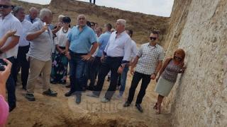 Борисов изкачи най-голямата могила на Балканите и остана без думи от невероятното откритие край Пловдив (СНИМКИ)
