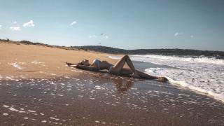 Палавата певица Джулия намокри секси тяло в морето и... (СНИМКИ 18+)
