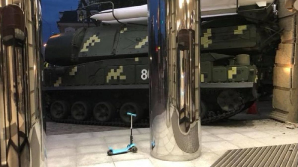 Шок и ужас: Появиха се КАДРИ от врязването на ЗРК „БУК” в офис в центъра на Киев