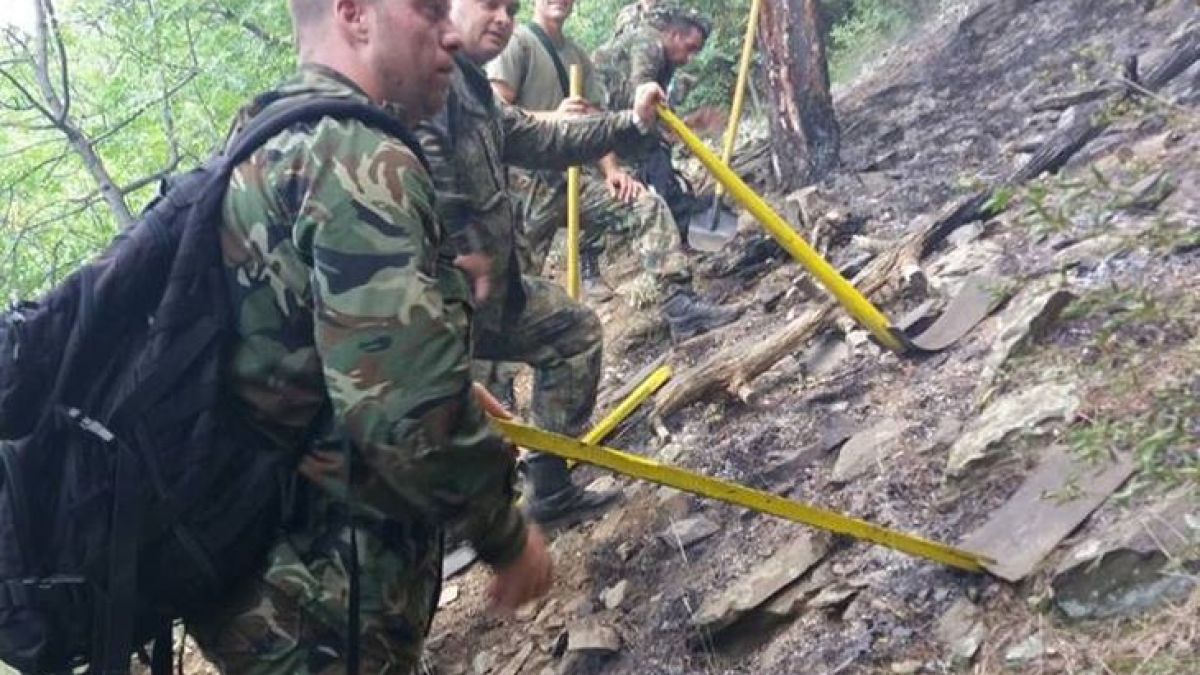 Военните се притекоха на помощ в Балкана (СНИМКИ)