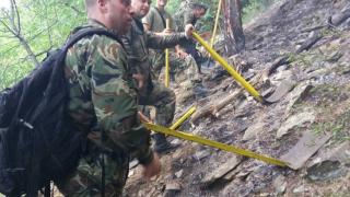 Военните се притекоха на помощ в Балкана (СНИМКИ)