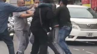 Кървав екшън в Лондон! 16-годишен извади нож и стана страшно (СНИМКИ/ВИДЕО)
