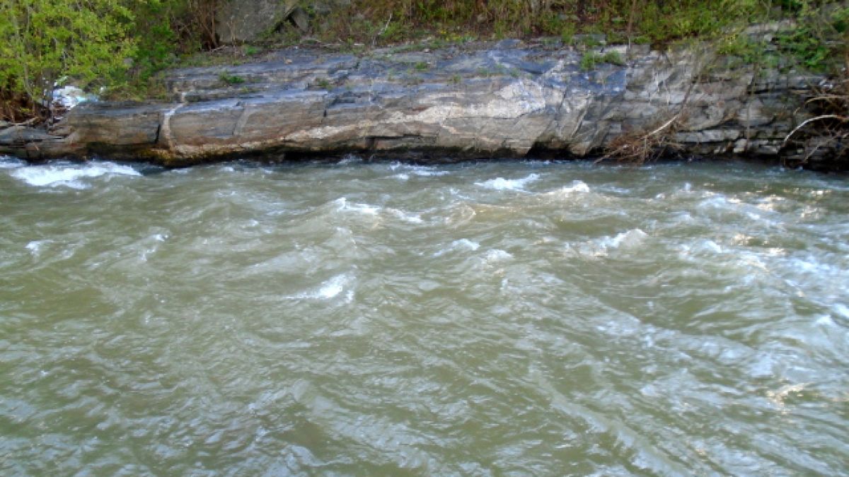 Пожарникари спасиха двама мъже и шест деца, попаднали във воден капан край Маджарово