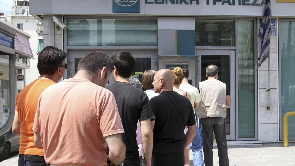 Гърция официално е стабилна, но гърците пак роптаят 