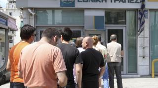 Гърция официално е стабилна, но гърците пак роптаят 