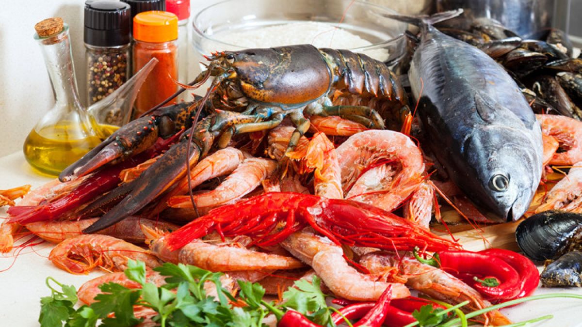 Страхотия: Мъж яде морски продукти, ръцете му подпухнаха и се покриха с огромни кървави мехури