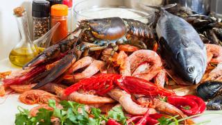 Страхотия: Мъж яде морски продукти, ръцете му подпухнаха и се покриха с огромни кървави мехури