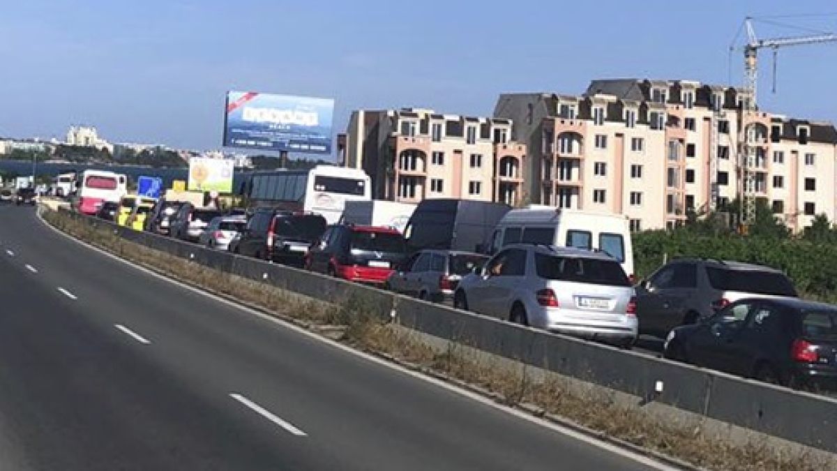 Жестоко верижно меле край Поморие! Режат ламарини, има тежко ранени