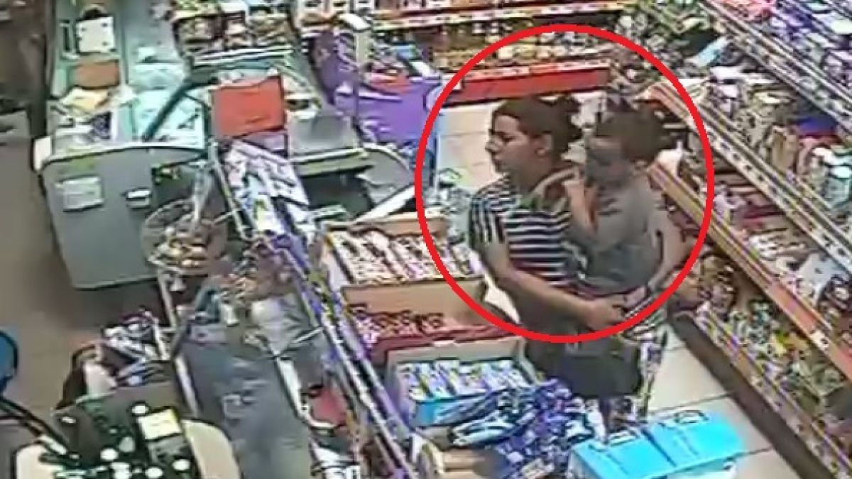 Тази майка с бебе на ръце направи нещо много грозно в бургаски магазин (ВИДЕО)