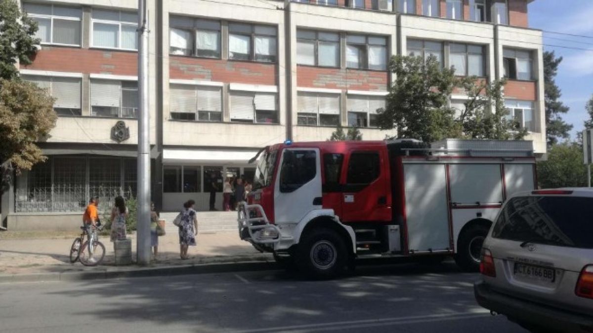 Извънредно! Паника в центъра на Казанлък, ето какво се случва (СНИМКА)