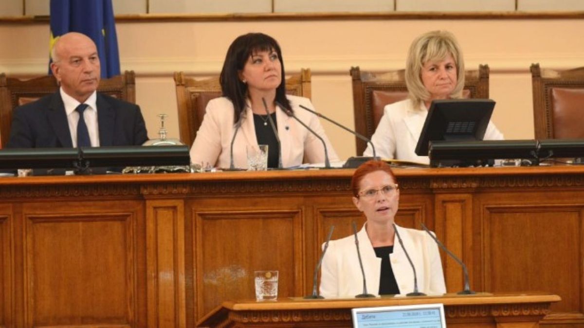От последните минути: Приеха оставката на Ралица Агайн