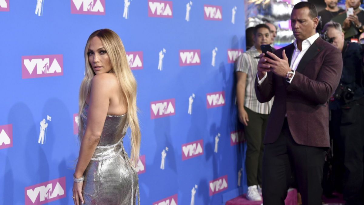 Разголените звезди обърнаха на бардак раздаването на наградите на MTV (СНИМКИ 18+) 