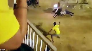 Разярен бик с пламтящи рога разкъса зрител на фестивал (СНИМКИ/ВИДЕО 18+)