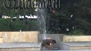 Пълен абсурд на пъпа на Бургас! Туристи мятат пари залудо, ромка ги прибира (СНИМКИ)