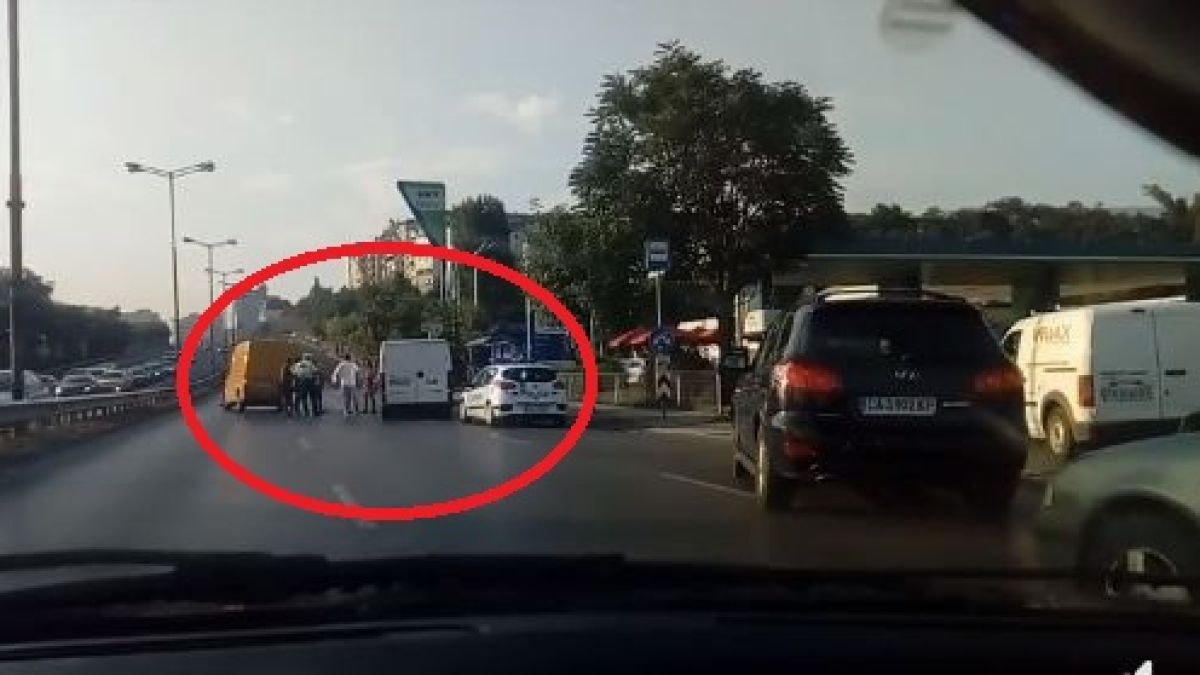 Първо в БЛИЦ: Голяма верижна катастрофа на натоварен столичен булевард в час пик! Задръстването е инфарктно (СНИМКИ)