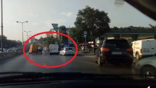 Първо в БЛИЦ: Голяма верижна катастрофа на натоварен столичен булевард в час пик! Задръстването е инфарктно (СНИМКИ)