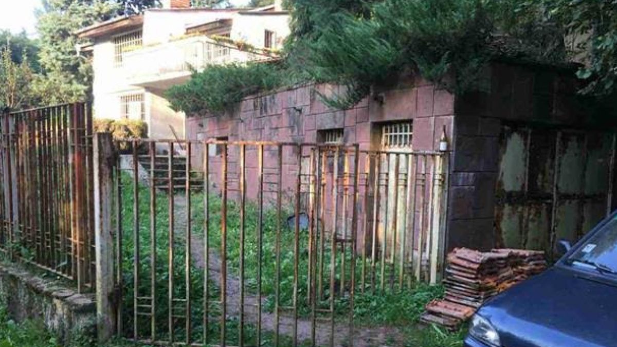 Спецакция край Своге! В изоставена вила и претъпкан бус намериха тумба бежанци - има арестувани