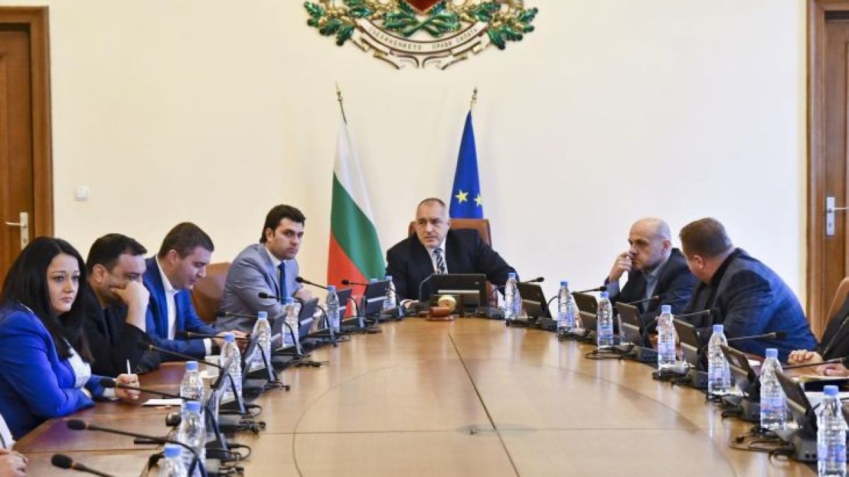 Затягат контрола над банки и застрахователи