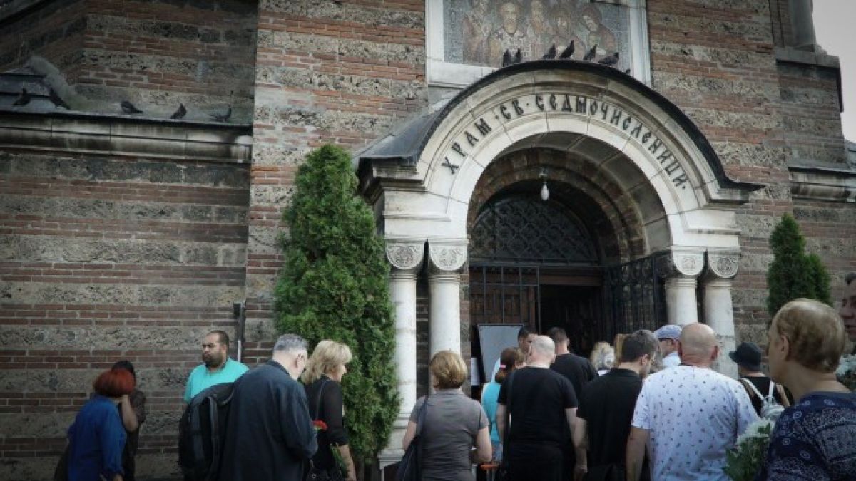 Семейство, приятели и колеги изпратиха легендарния басист на ФСБ Ивайло Крайчовски, починал внезапно (СНИМКИ)