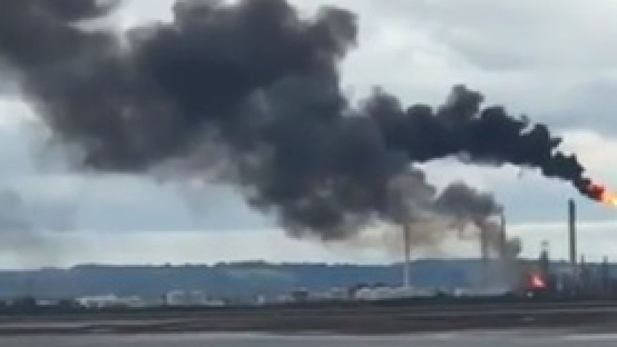 Огнен ад! Завод се запали в Англия (ВИДЕО)