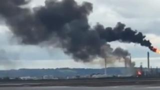 Огнен ад! Завод се запали в Англия (ВИДЕО)