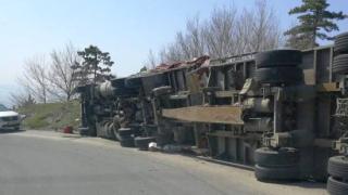 Жестоко меле на "Тракия"! ТИР помете две коли и се метна в канавката, гледката е ужасяваща 