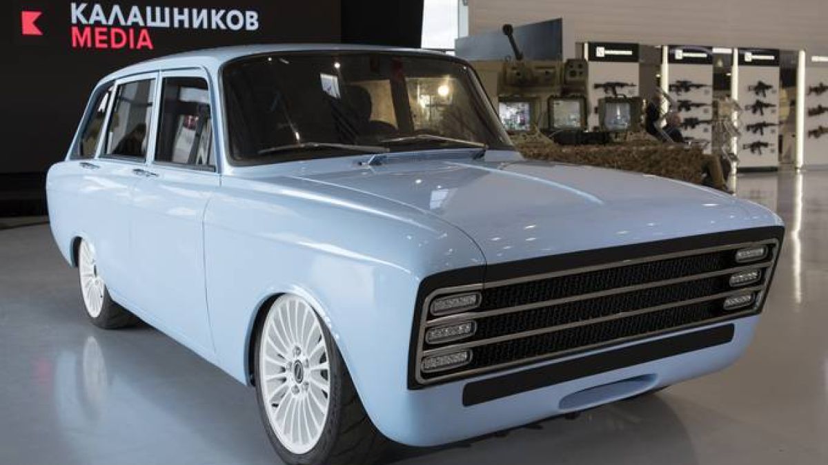 "Калашников" ще конкурира "Тесла" с електромобил, който прилича на "Москвич" комби 