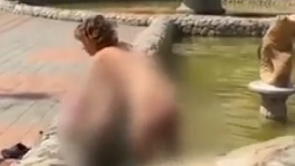 ВИДЕО (18+): Абсолютно гола жена се изкъпа във фонтан