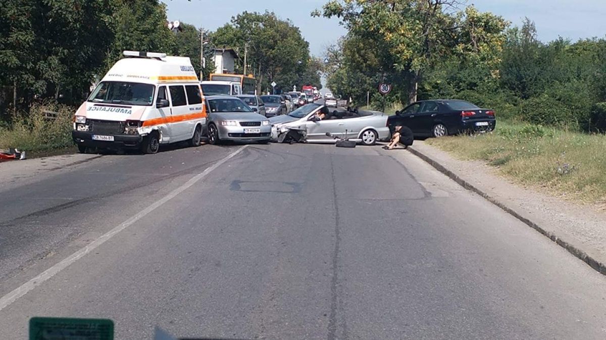 Извънредно и първо в БЛИЦ! Зверско меле с линейка и 3 коли на столичното околовръстно! (СНИМКА)