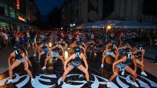 „Мегами клуб“с атрактивен флашмоб пред 1500 човека в Пловдив (СНИМКИ)