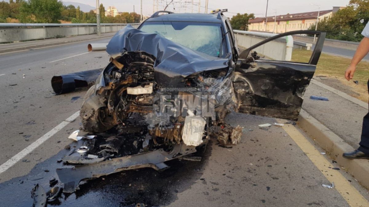 Извънредно в БЛИЦ! Мъртвопиян водещ се размаза в катастрофа в центъра на София (СНИМКИ 18+/ОБНОВЕНА)