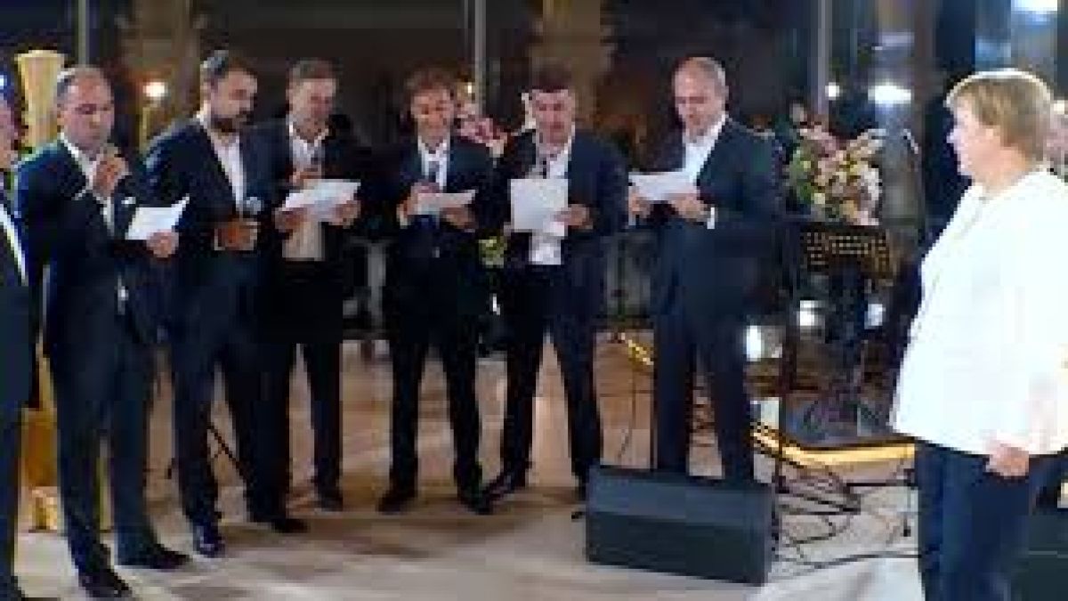 Меркел изпя с грузински хор своята любима песен (ВИДЕО)