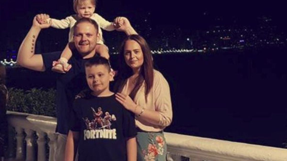 Млада британка разбра, че е била бременна, след като роди четвъртото си дете в тоалетната (СНИМКИ)