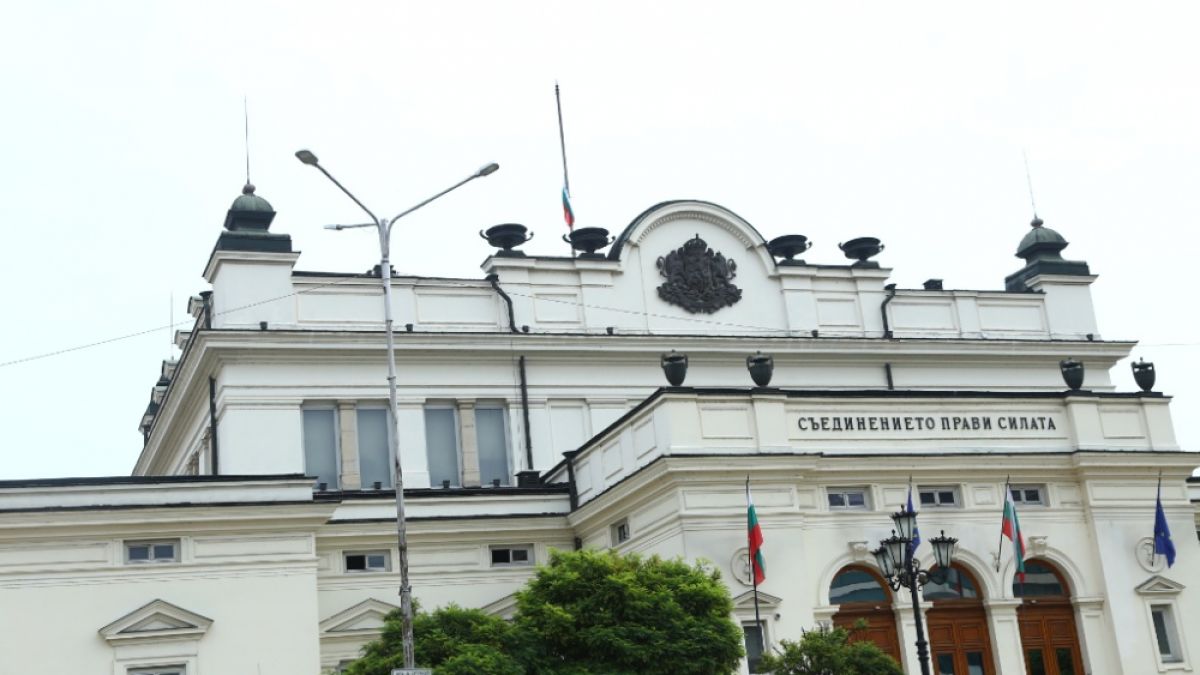 Фоторепортаж в БЛИЦ! България скърби за жертвите от автобуса-ковчег край Своге