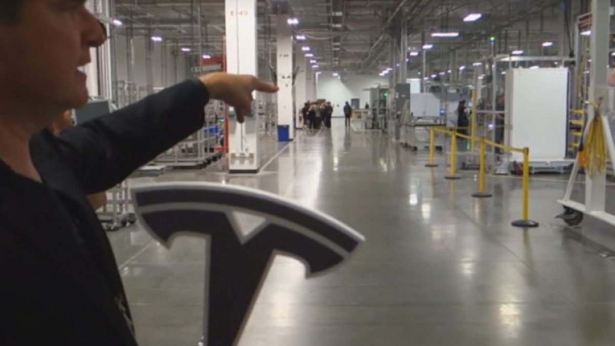 Анализаторите на UBS посякоха Илон Мъск: Tesla Model 3 ще се продава само на загуба