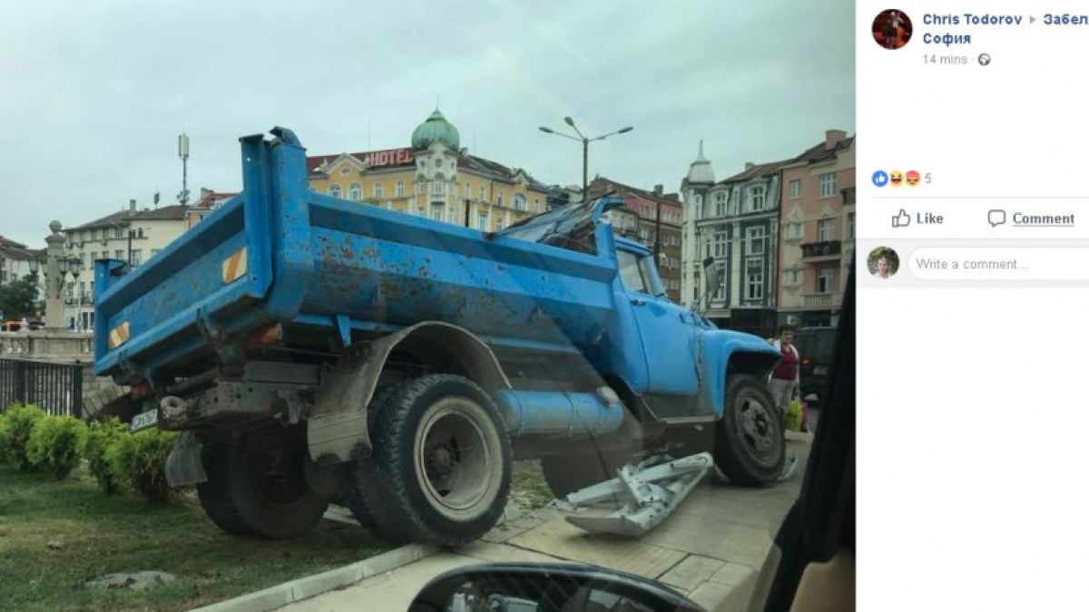 Извънредно! Страшен инцидент на Лъвов мост в София (СНИМКИ)