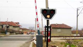 Извънредна ситуация на гара Михайлово! Два влака размазаха кола - тялото на шофьора изхвърча на метри, а опасността още е голяма