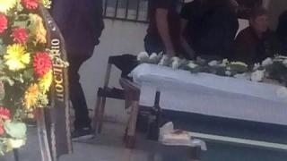 Световрачене плаче: Погребаха Дарина и внукът й Георги в бели ковчези, а по време на опелото се случиха куп неща, смразяващи кръвта (СНИМКА)